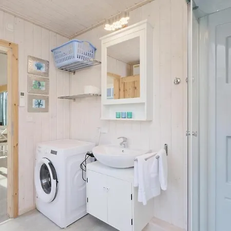 Stunning In With Kitchen בית נופש